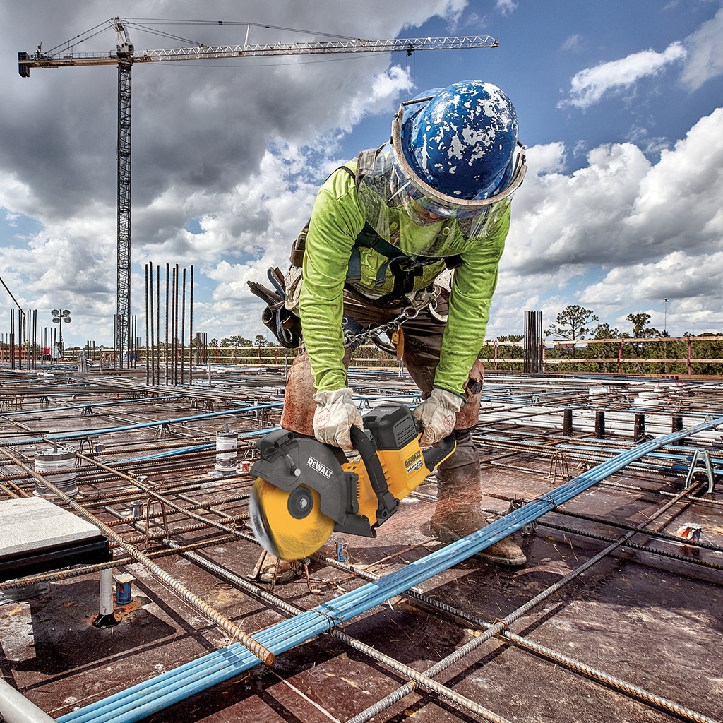 Sierra de Corte Inalámbrica 60V MAX Dewalt DCS692B